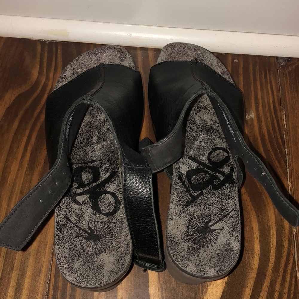 OTBT black leather wedges